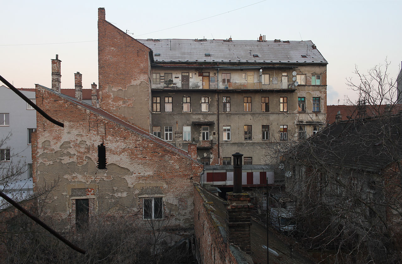 Rozptylovač kouře na komíně budovy č. 48 připomíná klec od ježka ze Stínadel. Rozptylovač kouře na komíně budovy č. 48 připomíná klec od ježka ze Stínadel.