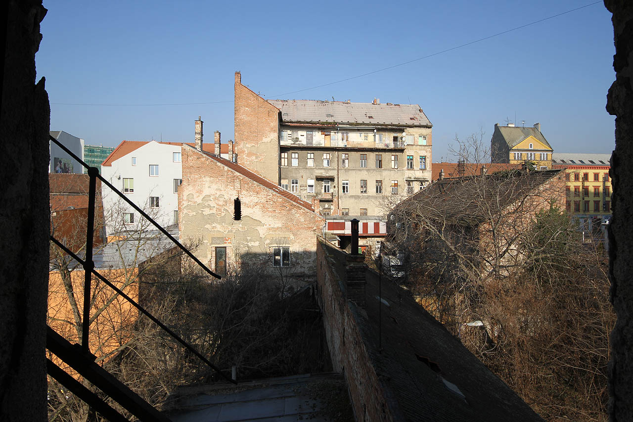 Také město pod námi dostává docela jiný odstín. Utrženému schodišti navzdory. Také město pod námi dostává docela jiný odstín. Utrženému schodišti navzdory.