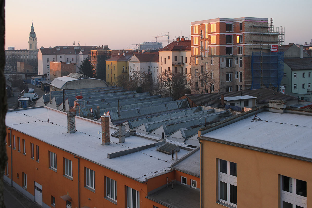 Západním směrem překáží ve výhledu na hlavní nádraží a centrum města zadní trakty domů na Vlhké ulici. Celou velmi kompaktní zástavbu bytových domů po obou stranách nové třídy kdysi vlastnil Karl Julius Josef Offermann, textilník, kterému patřila jedna z největších brněnských továren na místě dnešního Teska pod nádražím. Západním směrem překáží ve výhledu na hlavní nádraží a centrum města zadní trakty domů na Vlhké ulici. Celou velmi kompaktní zástavbu bytových domů po obou stranách nové třídy kdysi vlastnil Karl Julius Josef Offermann, textilník, kterému patřila jedna z největších brněnských továren na místě dnešního Teska pod nádražím.