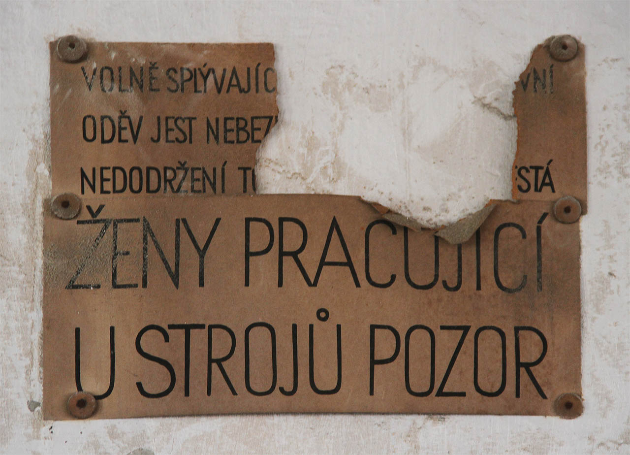 Jde tedy o ženu pracující u stroje. Pozor! Jde tedy o ženu pracující u stroje. Pozor!