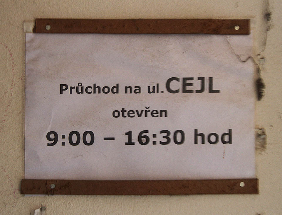 Přibližně v roce 2010 bylo možné si skrez přízemí budovy zkrátit cestu mezi Cejlem, Špitálkou, Vlhkou či Křenovou ulicí skrze labyrint továrních dvorků, hal a průchodů. Byla to jedna z nejkouzelnějších zkratek skrze průmyslové areály někdejšího předměstí - i znalí Brňáci často ztratili pojem o tom, kde se nakonec z areálu jedním z pěti východů vynoří. Přibližně v roce 2010 bylo možné si skrez přízemí budovy zkrátit cestu mezi Cejlem, Špitálkou, Vlhkou či Křenovou ulicí skrze labyrint továrních dvorků, hal a průchodů. Byla to jedna z nejkouzelnějších zkratek skrze průmyslové areály někdejšího předměstí - i znalí Brňáci často ztratili pojem o tom, kde se nakonec z areálu jedním z pěti východů vynoří.